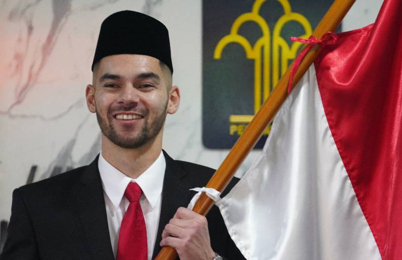 Pemain naturalisasi asal Belanda Sandy Walsh saat memegang bendera Indonesia usai disahkan sebagai Warga Negara Indonesia (WNI) beberapa waktu lalu