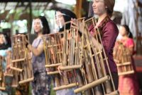 Sejumlah perempuan tengah memainkan alat musik angklung. (Foto: angklung-udjo.co.id)