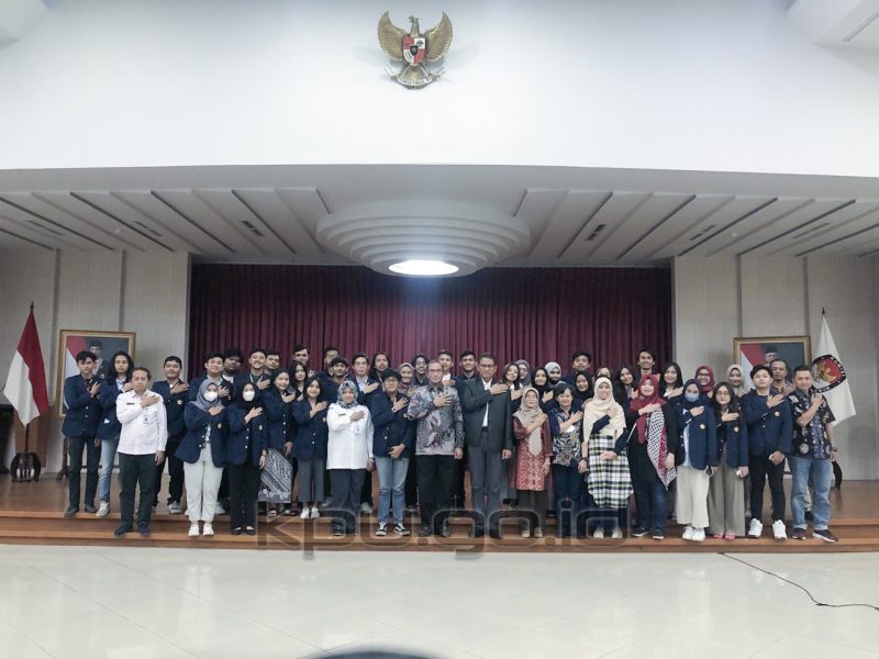 Ketua KPU Hasyim Asy'ari menerima audiensi Fakultas Ilmu Sosial dan Ilmu Politik (FISIP) Universitas Padjadjaran dalam rangka meningkatkan kualitas pembelajaran dan kompetensi mahasiswa, di ruang sidang utama, di Kantor KPU, Kamis (24/11/2022)