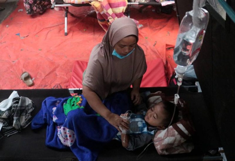 Ridwan Maulana (7) korban gempa bumi Cianjur bersama ibunya Nung Nurmah saat berada di tenda darurat RSUD Sayang, Kabupaten Cianjur, Jawa Barat, Selasa (22/11/2022)