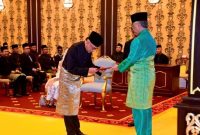 Raja Malaysia, Al-Sultan Abdullah (kanan) resmi melantik Anwar Ibrahim (kiri) sebagai Perdana Menteri ke-10, Kamis (24/11/2022). (Foto: Istimewa)