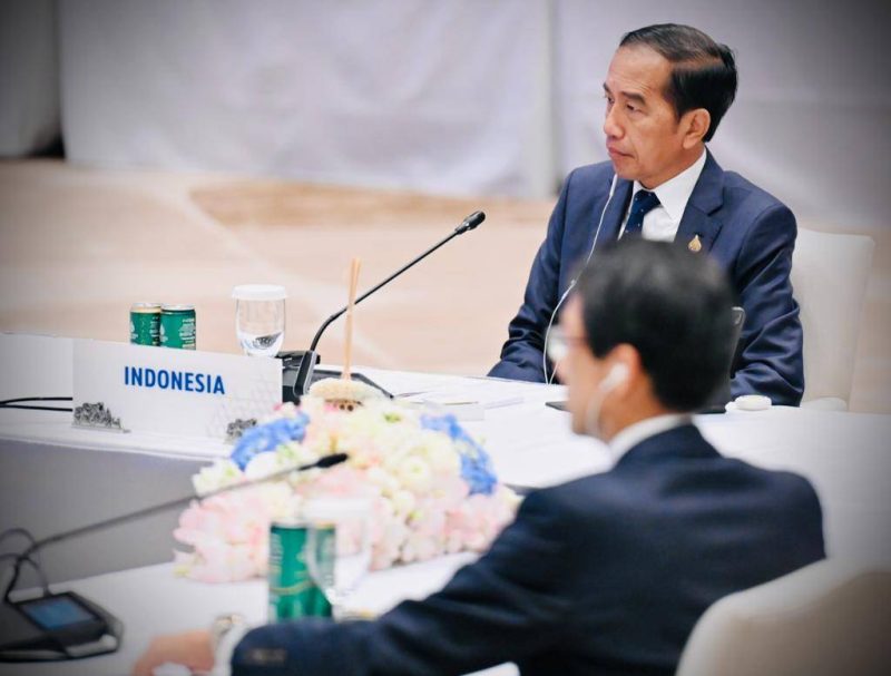 Presiden Joko Widodo (Jokowi) saat menghadiri Dialog Informal Pemimpin APEC dengan sejumlah undangan di Queen Sirikit National Convention Center, Bangkok, Jumat (18/11/2022)
