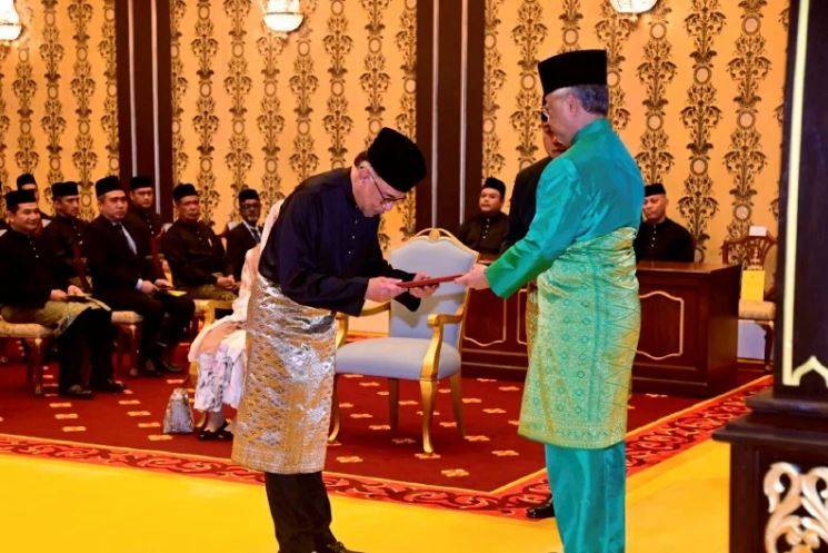 Raja Malaysia, Al-Sultan Abdullah (kanan) resmi melantik Anwar Ibrahim (kiri) sebagai Perdana Menteri ke-10, Kamis (24/11/2022). (Foto: Istimewa)