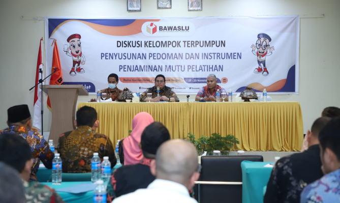 Ketua Bawaslu Rahmat Bagja (tengah) saat memberikan arahan dalam kegiatan Diskusi Kelompok Terpumpun Penyusunan Pedoman dan Instrumen Penjaminan Mutu, di Sulawesi Tengah, Kamis (24/11/2022)