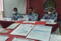 Kabid Inteli Dakim Kantor Imigrasi Kelas I Khusus TPI Soekarno Hatta, Andhika Pandu Kurniawan (kanan) dalam konferensi pers