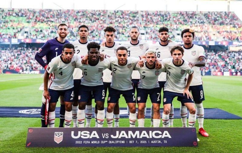 Para pemain Timnas Amerika Serikat berfoto sebelum pertandingan Kualifikasi Piala Dunia 2022 zona CONCACAF melawan Jamaika. (Foto: Twitter @USMNT)