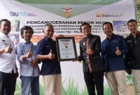 PT Bukit Asam Tbk [PTBA] bekerja sama dengan Paguyuban Krajan berhasil mendapatkan anugerah dari Museum Rekor Dunia Indonesia [MURI] karena telah memberdayakan 1127 penduduk lanjut usia [lansia] dalam usaha produksi tusuk sate.