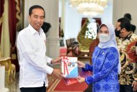 Presiden Jokowi menerima IHPS dan LHP Semester I Tahun 2022 dari Ketua BPK Isma Yatun, Selasa (01/11/2022), di Istana Merdeka, Jakarta