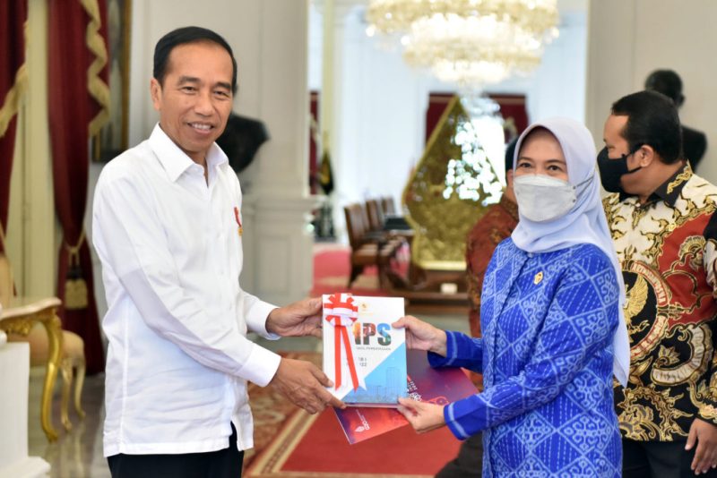 Presiden Jokowi menerima IHPS dan LHP Semester I Tahun 2022 dari Ketua BPK Isma Yatun, Selasa (01/11/2022), di Istana Merdeka, Jakarta