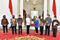 Presiden Jokowi menerima IHPS dan LHP Semester I Tahun 2022 dari Ketua BPK Isma Yatun, Selasa (01/11/2022), di Istana Merdeka, Jakarta