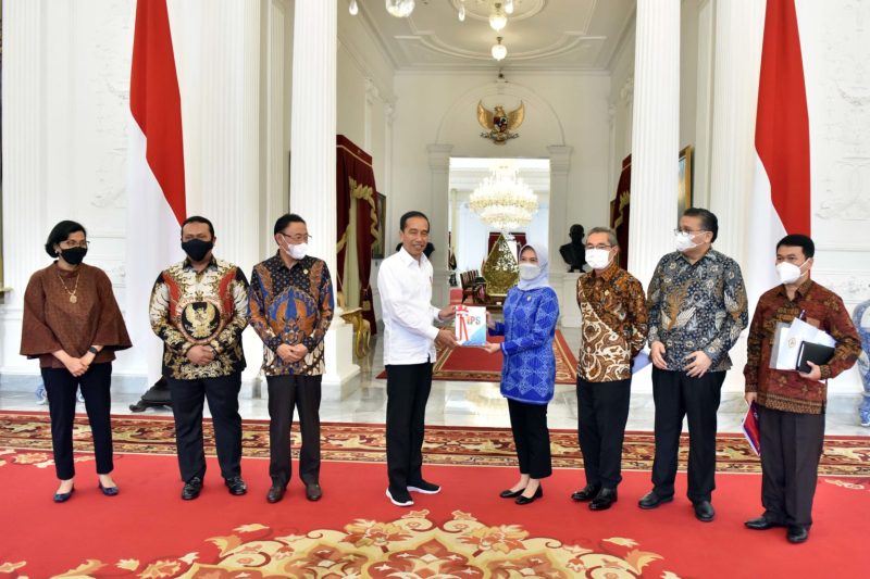 Presiden Jokowi menerima IHPS dan LHP Semester I Tahun 2022 dari Ketua BPK Isma Yatun, Selasa (01/11/2022), di Istana Merdeka, Jakarta