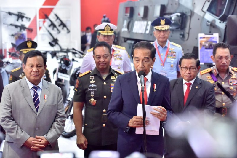 Presiden Jokowi memberikan keterangan pers usai meninjau Pameran Indo Defence 2022 Expo & Forum, di JIExpo Kemayoran, Jakarta, Rabu (02/11/2022)
