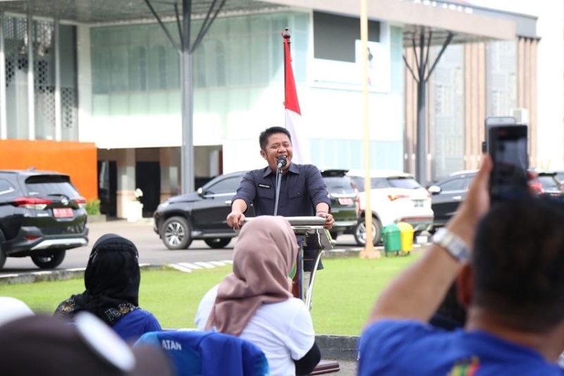 Gubernur Sumsel H Herman Deru melepas ratusan kontingen dan official Persatuan Wartawan Indonesia (PWI) Sumsel untuk mengikuti Porwanas 2022 di Surabaya Malang Jawa Timur