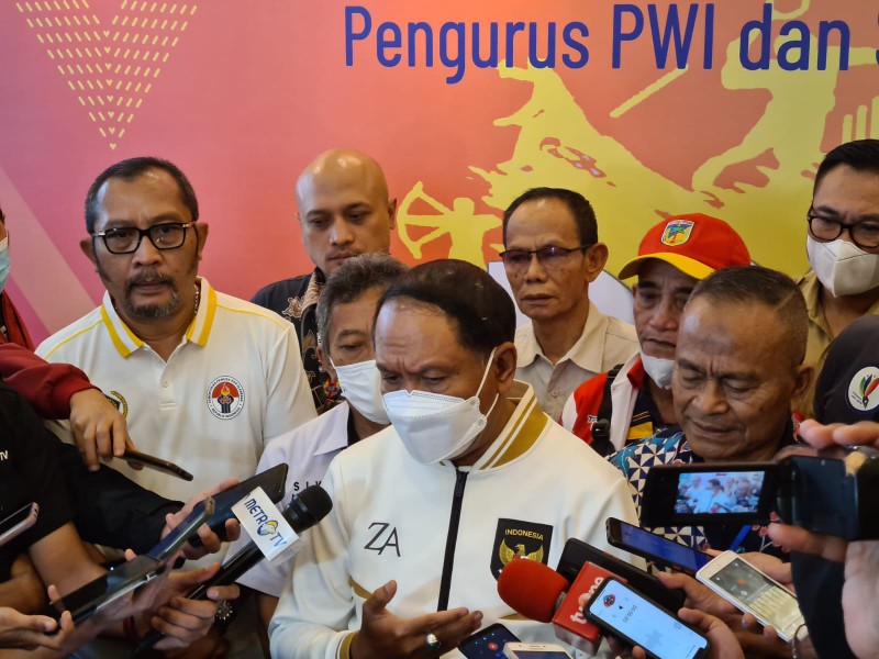 Menpora Zainuddin Amali didampingi Ketua PWI Pusat Atal S Depari saat diwawancarai awak media