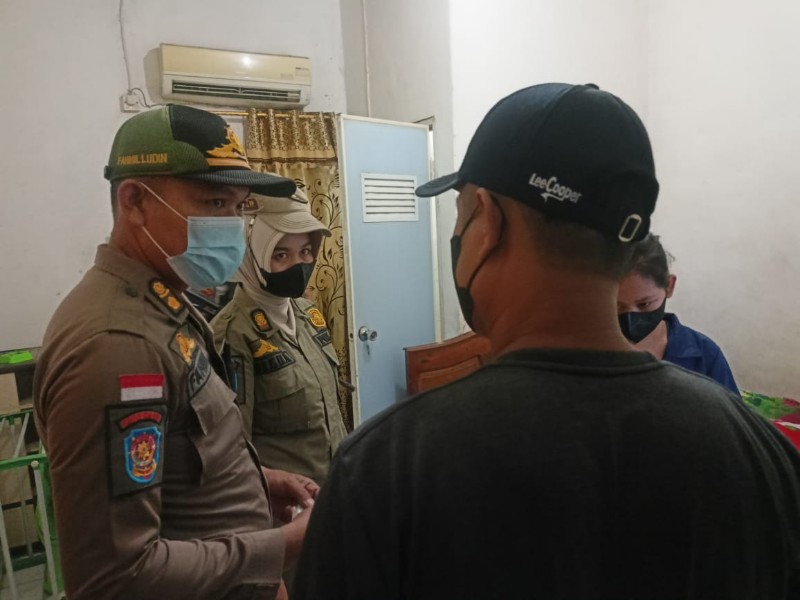 Satuan Polisi Pamong Praja [Satpol-PP] Banyuasin mengamankan lima pasangan bukan suami istri di tiga lokasi penginapan yang ada di Kecamatan Betung Kabupaten Banyuasin, Sumatera Selatan, Sabtu [19/11/22].