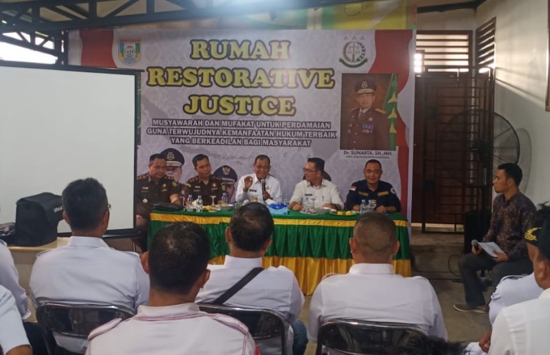 Kejaksaan Negeri [Kejari] Kabupaten Banyuasin menggelar penyuluhan hukum di Rumah Restorative Justice Kantor Desa Langkan Kecamatan Banyuasin III, Banyuasin , Rabu [23/11/2022].