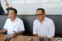 Eks Dirut PT SMS Sarimuda didampingi Kuasa Hukumnya Firdaus Hasbullah SH ke pada awak media di Uncle Loe, Jalan Kapten A Rivai, Senin [28/11/2022].