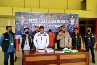 Satuan Reserse Kriminal [Satreskrim] Polres Banyuasin menetapkan eks Kepala Desa Pulau Borang berinisial RJ [45] sebagai tersangka Tindak Pidana Korupsi penyalahgunaan Alokasi Dana Desa [ADD] dan Bantuan Gubernur [BANGUB] Desa Pulau Borang Kecamatan Banyuasin I Kabupaten Banyuasin, Sumatera Selatan Tahun Anggaran 2018 dan 2019