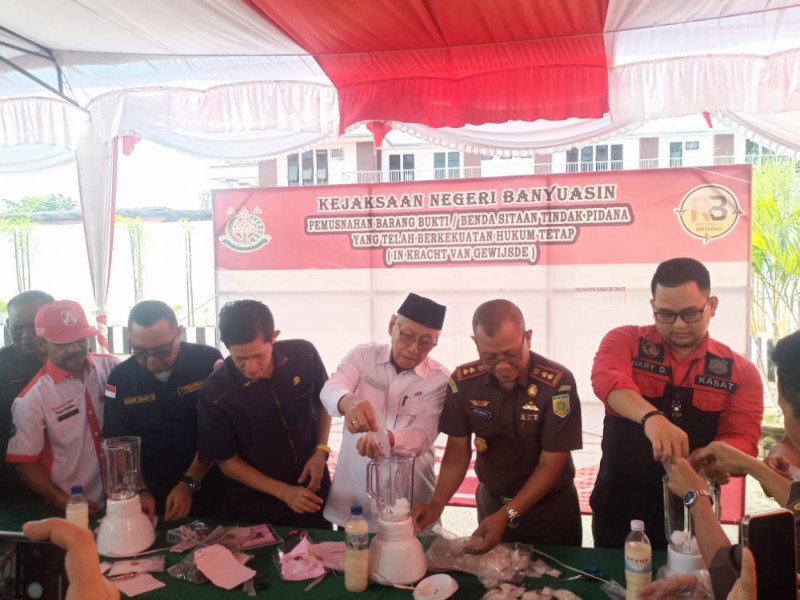 Kejaksaan Negeri [Kejari] Kabupaten Banyuasin menggelar pemusnahan barang bukti. Pemusnahan BB merupakan tindak pidana yang telah berkekuatan hukum tetap [In Kracht Van Gewijsde] selama periode Juli - November 2022, bertempat di halaman Kantor Kejari, Rabu [30/11/2022].