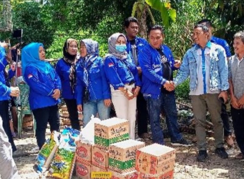 DPC Partai Demokrat Prabumulih bergerak responsif menyantuni Suharmin [52] warga Jalan Matahari, Kelurahan Muara Dua, Kecamatan Prabumulih Timur yang terdampak kebakaran. 