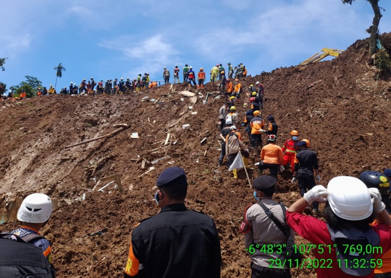 Suasana pencarian korban gempa bumi Cianjur, di Desa Cijedil, Kecamatan Cugenang