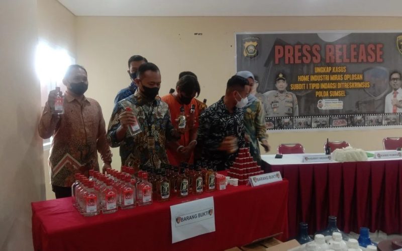 berhasil membongkar kasus peredaran minuman keras (miras) oplosan di Banyuasin