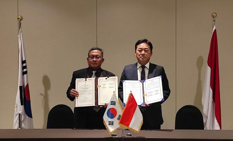 Penandatanganan rencana aksi kerja sama legislasi antara Setkab RI dan MoLeg Korsel oleh Deputi Bidang Polhukam, Setkab, Purnomo Sucipto dan Direktur Jenderal Biro Kerja Sama dan Koordinasi, MoLeg, Choe Young-chan, Rabu (02/11/2022), di Seoul, Korsel.