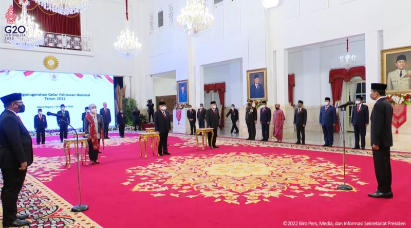 Presiden RI Joko Widodo (Jokowi) menganugerahkan gelar pahlawan nasional tahun 2022 kepada lima tokoh dari berbagai daerah yang telah berjasa bagi bangsa dan negara, di Istana Negara, Jakarta, Senin (07/11/2022