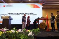Anggota Bawaslu Puadi memukul gong sebagai tanda dibukanya Rakornas Data dan Informasi Bawaslu di Yogyakarta, Rabu (9/11/2022)
