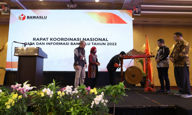 Anggota Bawaslu Puadi memukul gong sebagai tanda dibukanya Rakornas Data dan Informasi Bawaslu di Yogyakarta, Rabu (9/11/2022)