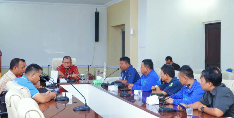 Pj Bupati Muba Drs H Apriyadi MSi diwakili Sekda H Musni Wijaya SSos MSi saat melepas atlet Muba yang tergabung dalam kontingen PWI Sumsel untuk mengikuti Porwanas XIII 2022