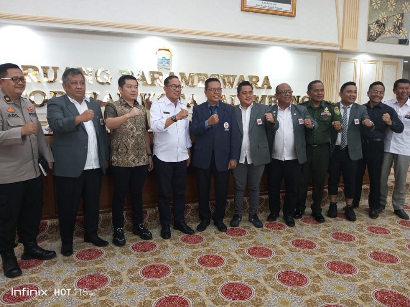 Asisten II Bidang Perekonomian dan Pembangunan Ahmad Zulinto SPd MM melakukan rapat kerja bersama KONI Kota Palembang menghadapi Pekan Olahraga Provinsi (Porprov) 2023 di ruang Parameswara di Jalan Merdeka