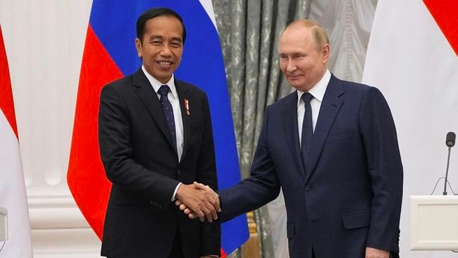 Presiden Rusia Vladimir Putin saat bersalaman dengan Presiden RI Joko Widodo