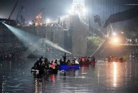 Jembatan penyeberangan yang berusia 100 tahun, ambruk di negara bagian Gujarat, India