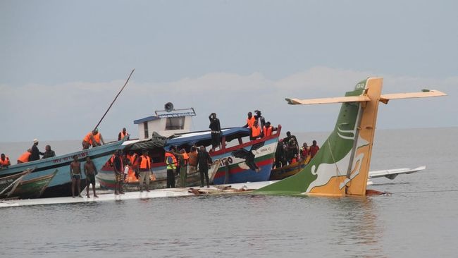 Sebuah pesawat komersial jatuh ke Danau Victoria di Tanzania dan menewaskan 19 orang meninggal dunia, pada Minggu (6/11/22)