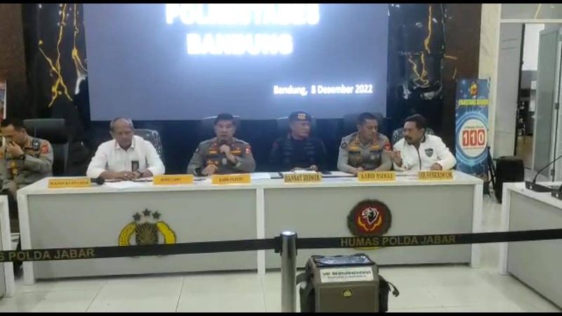 Jumpa pers perkembangan penyelidikan kasus bom bunuh diri, di Mapolda Jawa Barat, Kamis (8/12/2022). (Foto: Divisi Humas Polri)