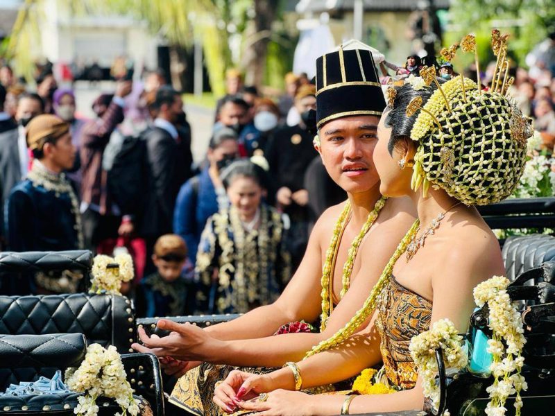 Sepasang pengantin Kaesang Pangarep dengan Erina Gudono berada di atas kereta kuda dikirab dari Loji Gandrung rumah dinas Wali Kota Solo menuju Puro Mangkunegaran