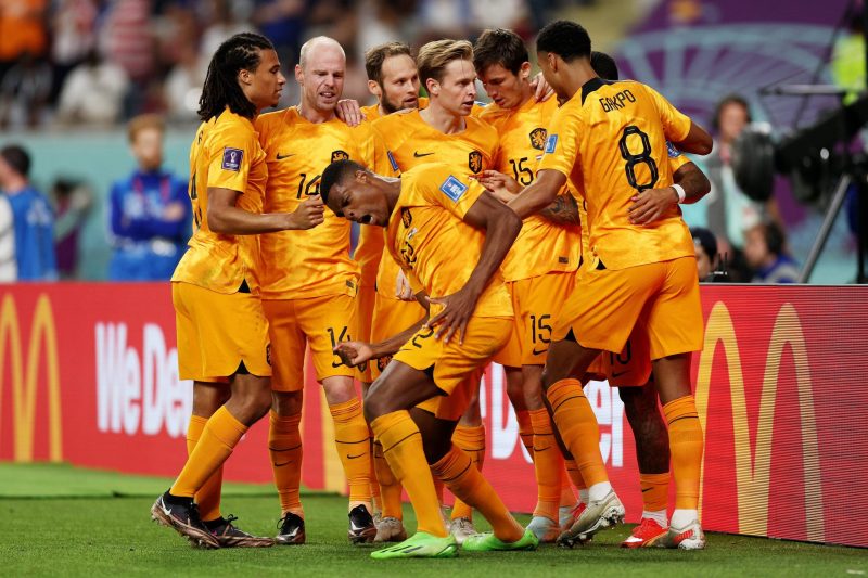Para pemain Timnas Belanda merayakan golnya ke gawang Amerika Serikat pada pertandingan babak 16 besar Piala Dunia Qatar 2022 di Stadion Internasional Khalifa, Sabtu (3/12/2022) malam WIB. (Foto: fifa.com)