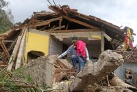 Asep Hidayat (35) saat mencari sejumlah barang berharga yang bisa diselamatkan pasca gempa bumi dan tanah longsor di Desa Cugenang Kabupaten Cianjur, Rabu (23/11/2022). Beberapa rumah hancur dan tertimbun tanah longsor bahkan sebanyak 31 warga belum ditemukan.