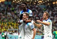 Seleberasi para pemain Inggris usai mencetak gol ke gawang Senegal pada laga babak 16 besar Piala Dunia 2022 di Al Bayt Stadium, Al Khor, Qatar, Senin (5/12/2022) dini hari WIB. (Foto: Reuters)