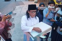 Kakak ipar Presiden Joko Widodo, Haryanto saat memberikan keterangan kepada awak media usai mengikuti pengajian keluarga Presiden Joko Widodo.