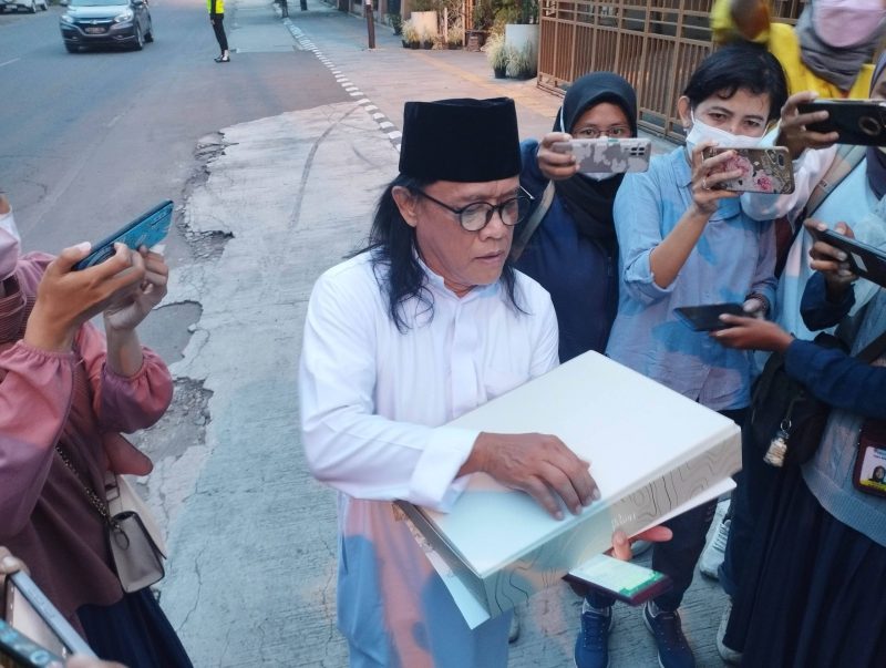 Kakak ipar Presiden Joko Widodo, Haryanto saat memberikan keterangan kepada awak media usai mengikuti pengajian keluarga Presiden Joko Widodo.