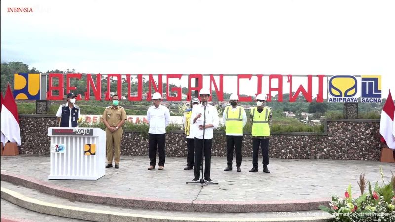 Presiden Joko Widodo (Jokowi) saat memberikan sambutan sebelum meresmikan bendungan Ciawi, di Kabupaten Bogor, Jawa Barat, Jumat (23/12/2022). (Foto: Tangkapan Layar YouTube Sekretariat Presiden)