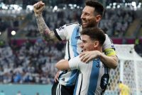 Kapten Argentina Lionel Messi dan Julian Alvarez merayakan gol ke gawang Australia pada babak 16 besar Piala Dunia 2022, di StadionAhmad Bin Ali, Doha, Sabtu (4/12/2022) dini hari WIB. (Foto: FIFA.com)