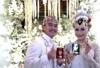 Kaesang Pangarep dan Erina Gudono memperlihatkan buku nikah usai sah menjadi sepasang suami istri, Sabtu (10/12/2022) (Foto: Tangkapan Layar Youtube)