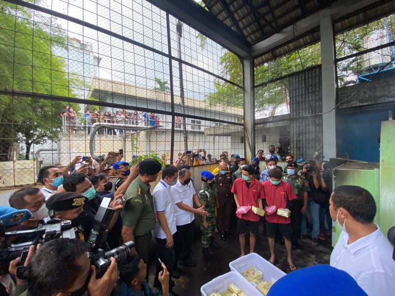 Dittipid Narkoba Bareskrim Polri saat memusnahkan barang bukti narkoba di RSUD dr. Pringadi Medan, Sumatera Utara, Kamis (15/12/2022). (Dok. Bareskrim Polri)