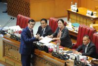 Menkumham Yasonna Laoly dan Ketua DPR RI Puan Maharani, pada Rapat Paripurna DPR RI, Kamis (15/12/2022)