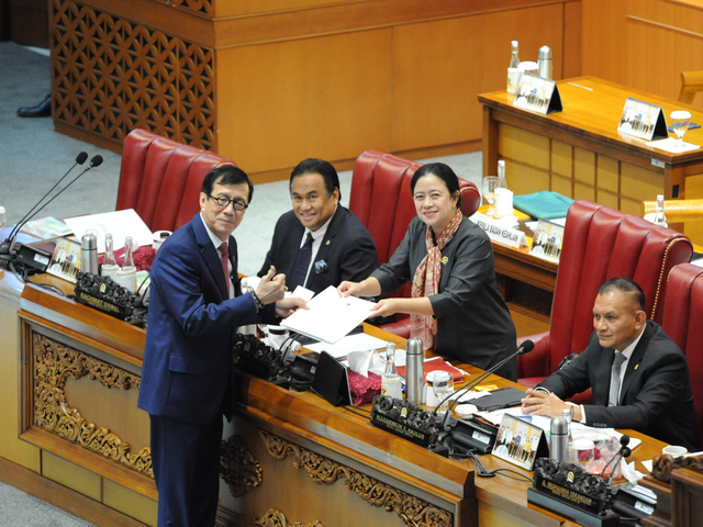 Menkumham Yasonna Laoly dan Ketua DPR RI Puan Maharani, pada Rapat Paripurna DPR RI, Kamis (15/12/2022)