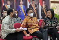 Menkeu Sri Mulyani, Menkes Budi Gunadi Sadikin, dan Mendikbudristek Nadiem Makarim sebelum memberikan keterangan pers, di Kantor Presiden, Jakarta, Kamis (01/12/2022). (Foto: Humas Setkab/Rahmat)
