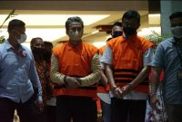 Bupati Bangkalan ALAI dan tersangka lainnya ketika digiring petugas KPK menuju mobil tahanan, Kamis (8/12/2022). (Foto: Humas KPK)